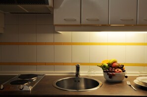 Kühlschrank, Mikrowelle, Herdplatte, Wasserkocher mit Kaffee-/Teezubehör