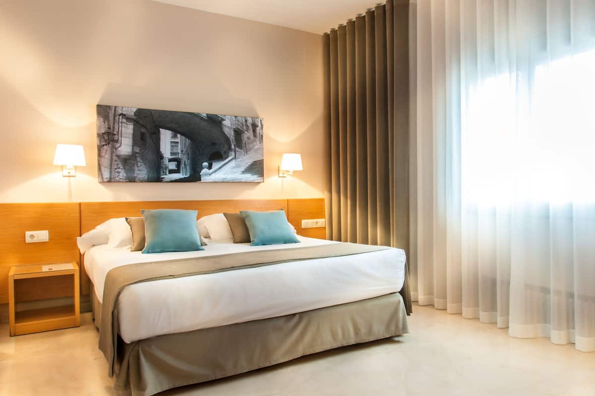 hypo-allergenic bedding, minibar, desk, soundproofing