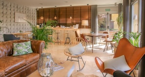 Restaurant en plein air, déjeuner, dîner et souper servis sur place