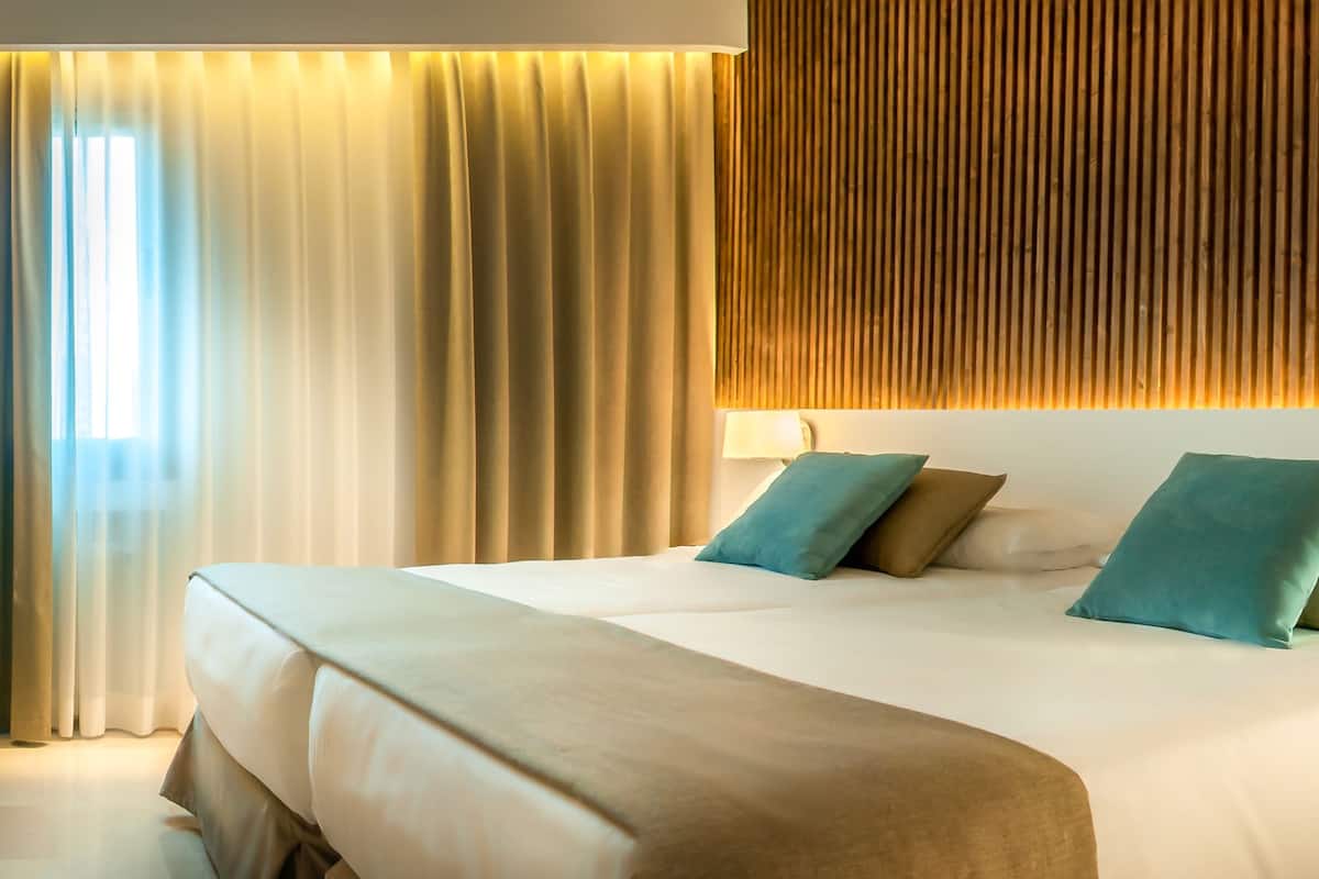 hypo-allergenic bedding, minibar, desk, soundproofing