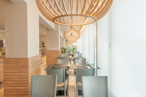 Se sirven desayunos y almuerzos, restaurante con mesas al aire libre 