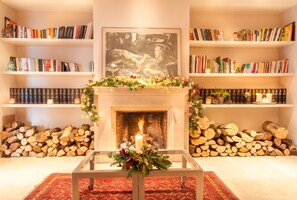 Fireplace - Hotel Costabella (Girona)