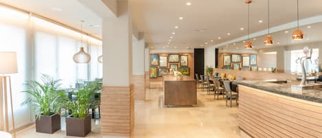 Se sirven desayunos y almuerzos, restaurante con mesas al aire libre