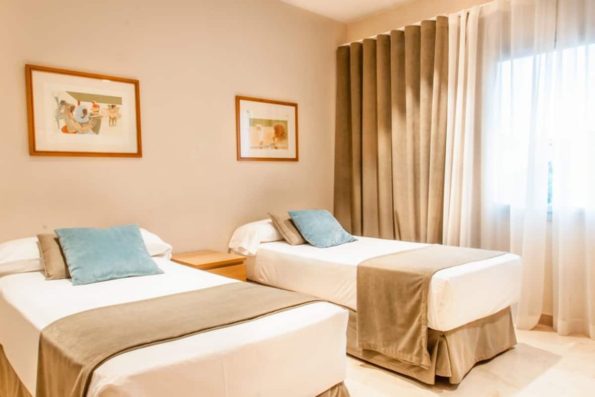 hypo-allergenic bedding, minibar, desk, soundproofing