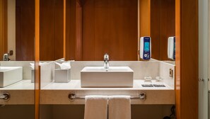 Kostenlose Toilettenartikel, Haartrockner, Bidet, Handtücher