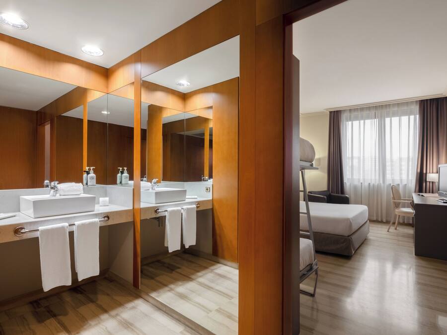 Kostenlose Toilettenartikel, Haartrockner, Bidet, Handtücher