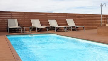 Seasonal outdoor pool, sun loungers