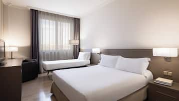 Frigobar, cofres nos quartos, escrivaninha, quartos à prova de som