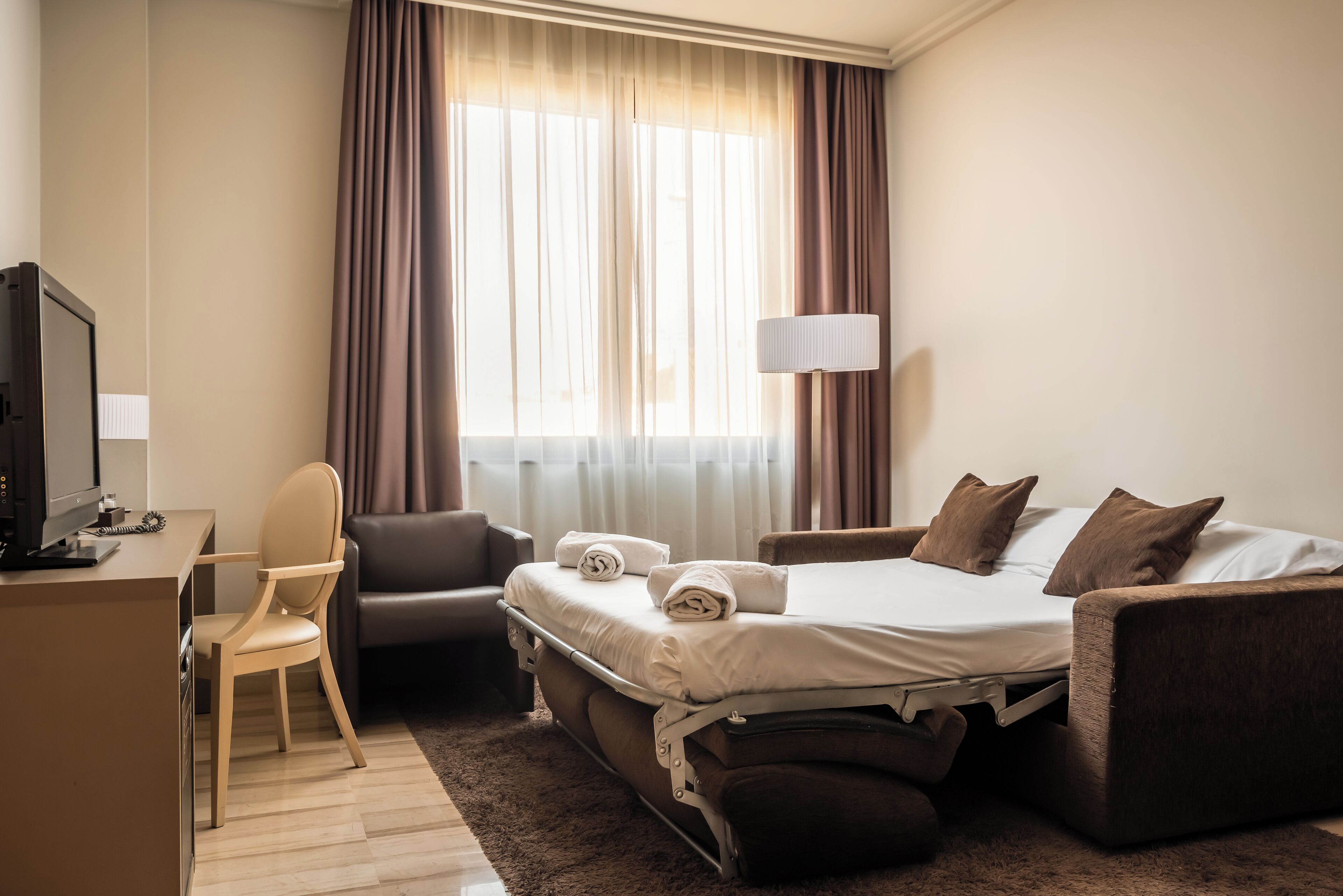 家庭房 | 迷你吧、客房内保险箱、办公桌、隔音