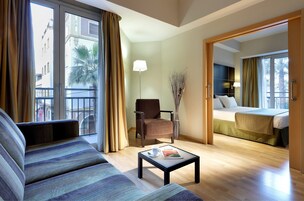 Quarto júnior, 1 cama de casal e sofá-cama | Frigobar, cofres nos quartos, escrivaninha, quartos à prova de som