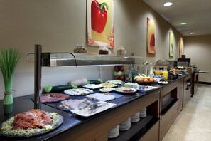 Buffet amb diversos plats i barra de amanides.