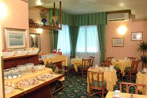 Petit déjeuner buffet servi tous les jours en supplément