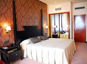 1 Schlafzimmer, Minibar, Schreibtisch, laptopgeeigneter Arbeitsplatz