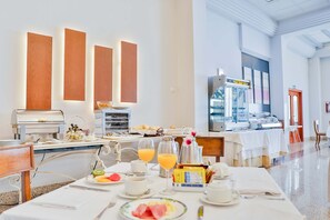 Desayuno completo diario (EUR 10.8 por persona)