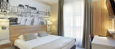 Una habitación de hotel con una cama grande, un escritorio, un televisor de pantalla plana y un mural en la pared con un paisaje urbano.
