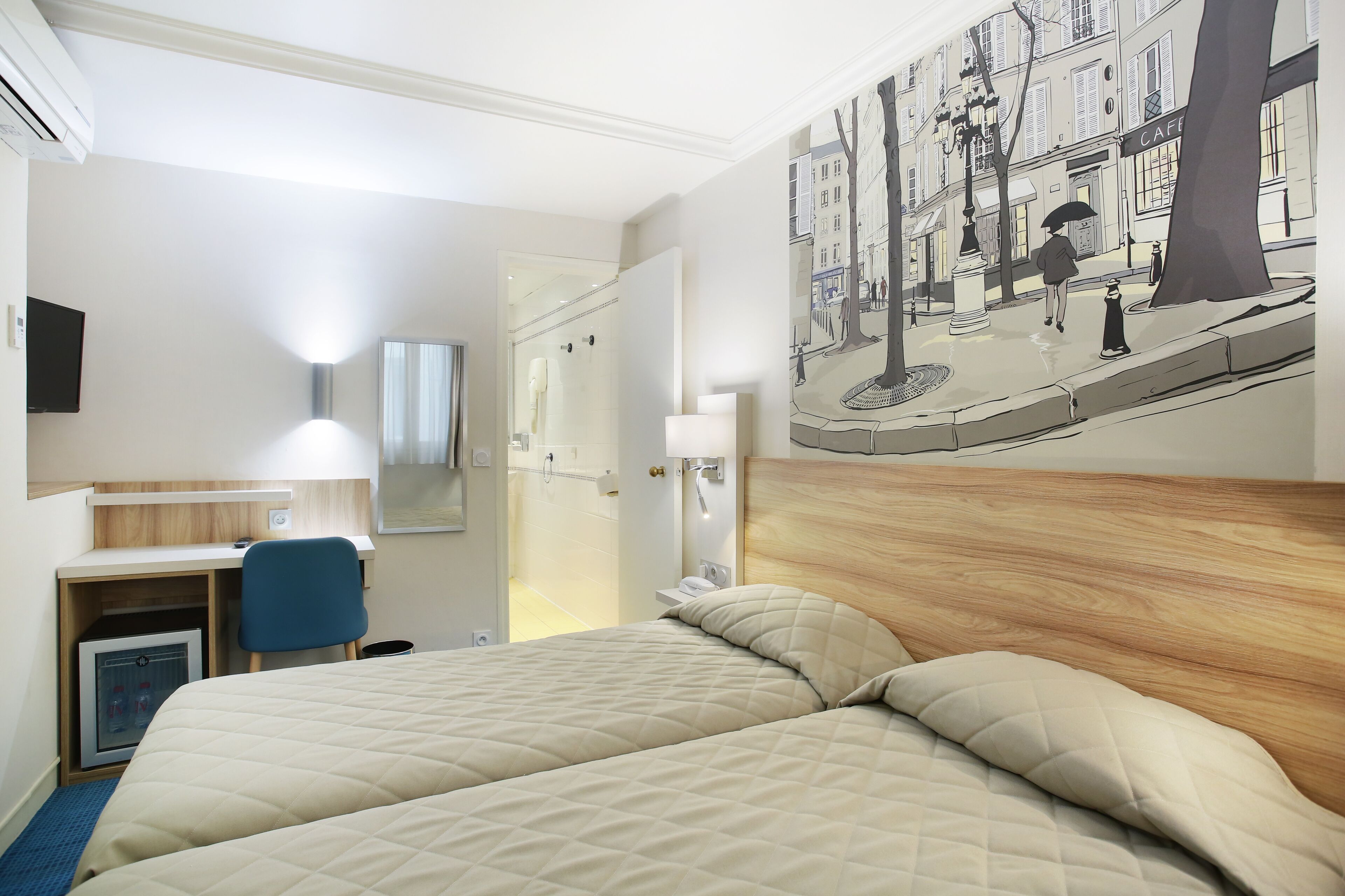 Une chambre d’hôtel avec un lit, un bureau et une chaise, un tableau au mur et une fenêtre.