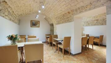 Petit déjeuner buffet (15 EUR par personne)