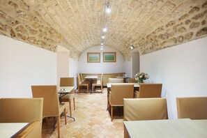 Frukostbuffé varje dag (EUR 15 per person)