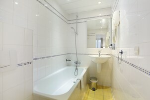 Twin Room | Bathroom | Free toiletries, hair dryer, towels