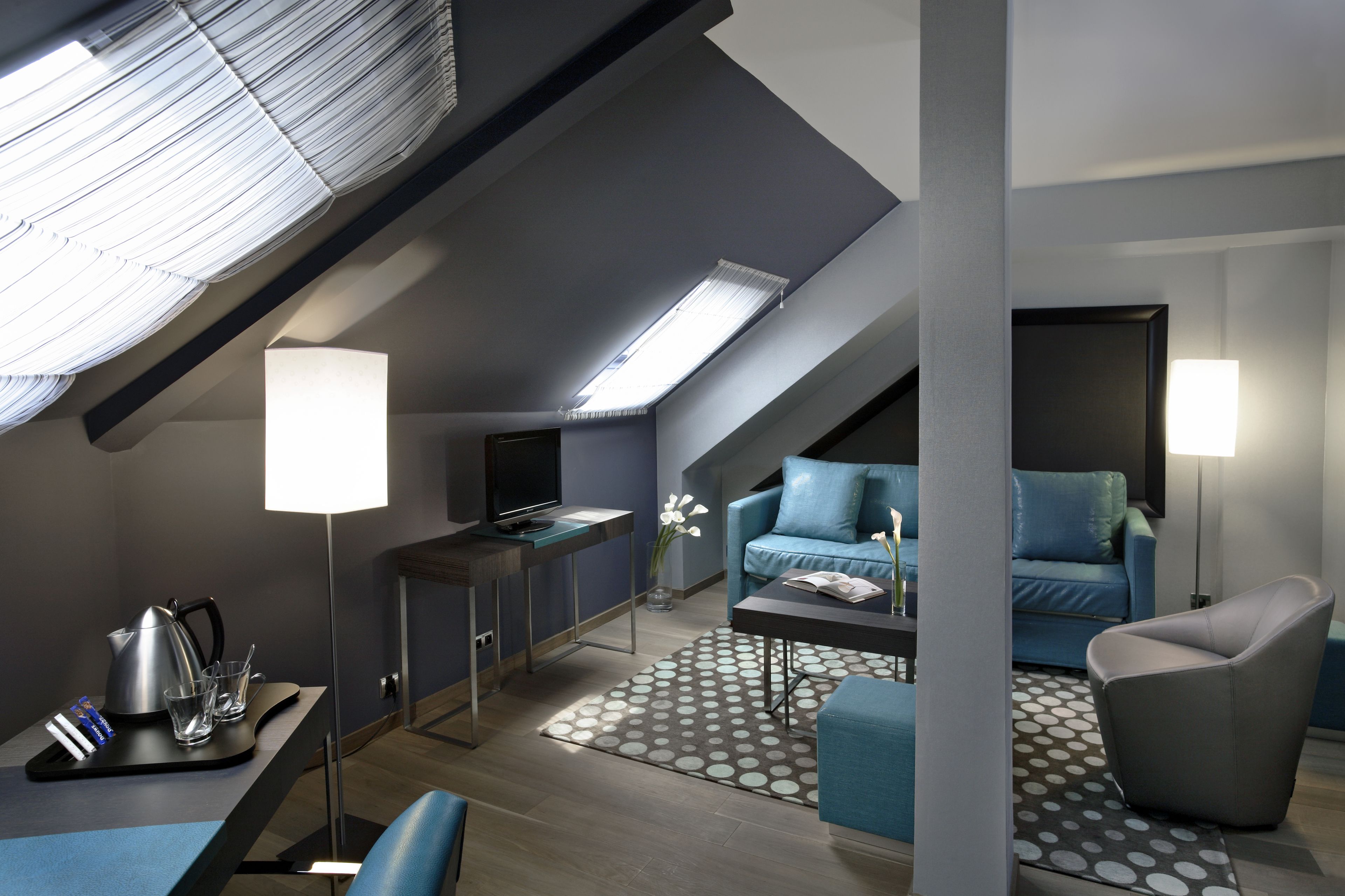 suite | living room | 25-inch tv with satellite channels