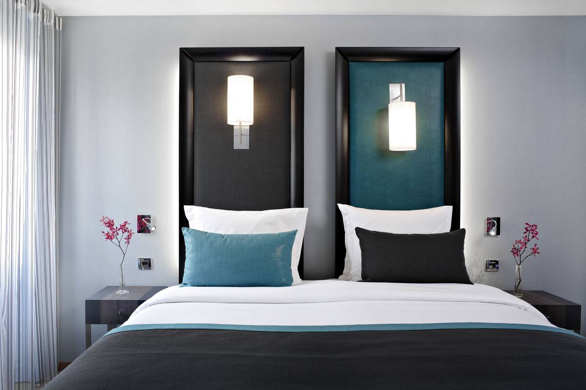 Select Comfort beds, in-room safe, desk, soundproofing