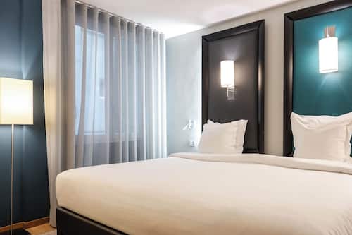 Quarto casal superior, vista para o pátio | Camas Select Comfort, cofres nos quartos, escrivaninha