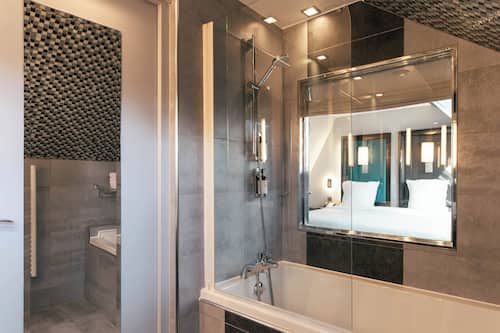 Suite | Bathroom | Combined shower/bathtub, free toiletries, hair dryer, slippers