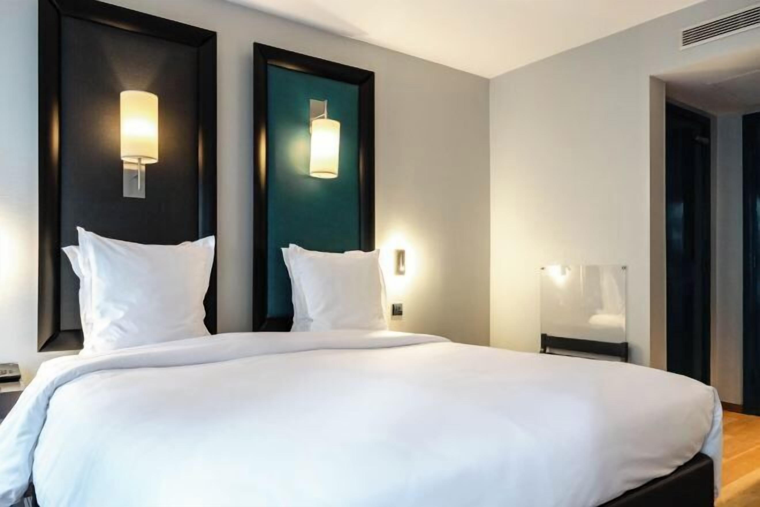 Select Comfort beds, in-room safe, desk, soundproofing