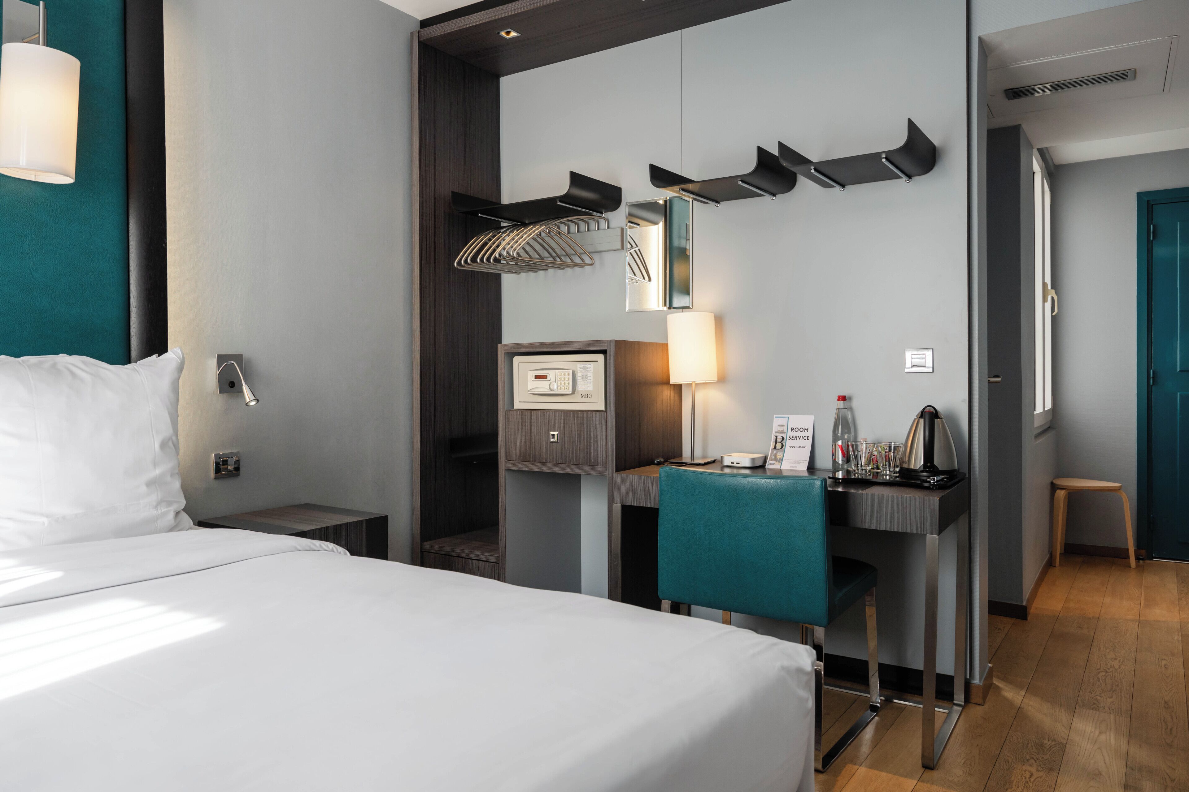 Matelas Select Comfort, coffres-forts dans les chambres, bureau