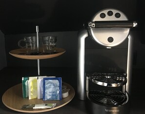 Svit | Select Comfort-madrasser, värdeförvaringsskåp på rummet och skrivbord