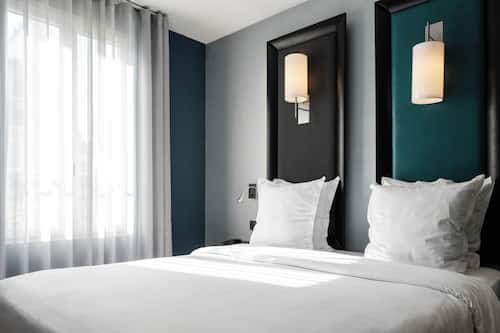 Quarto casal clássico | Camas Select Comfort, cofres nos quartos, escrivaninha