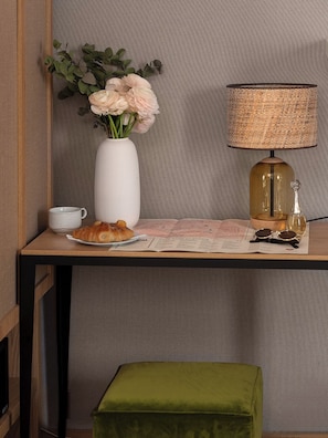 Family Room | In-room safe, blackout drapes, iron/ironing board, free WiFi - Hotel Zélie Champs-Elysées (Paris)