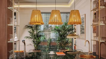 Bar (trong khuôn viên)