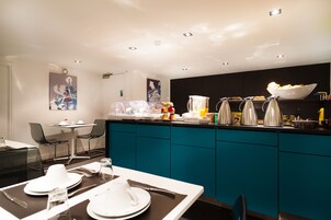 Café da manhã com buffet todos os dias (EUR 15 por pessoa) 