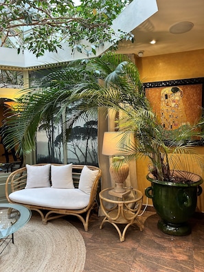 Coin salon dans le hall