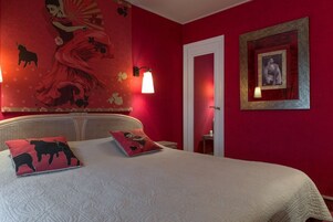 Premium bedding, in-room safe, desk, laptop workspace