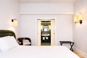 Quarto casal luxo | Roupas de cama premium, cofres nos quartos, individualmente decorados