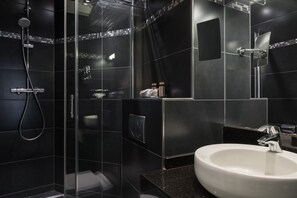Een haardroger, handdoeken, zeep, shampoo