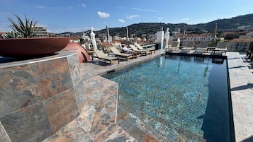 Piscine extérieure (ouverte en saison), parasols de plage