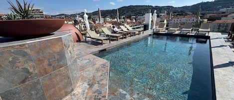 Alberca al aire libre por temporada y sombrillas en la alberca