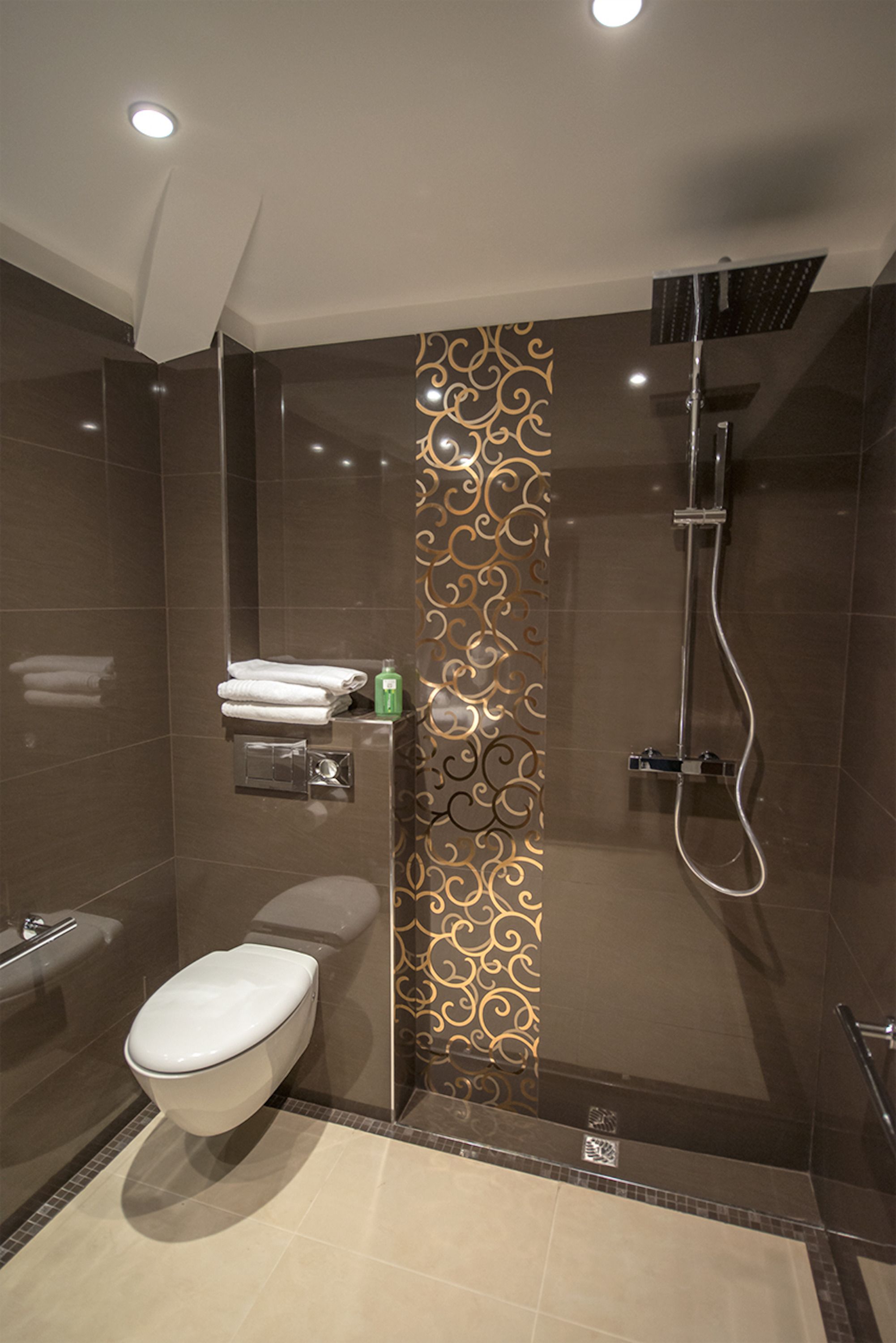 combined shower/bathtub, rainfall showerhead, hair dryer, towels