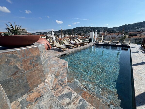Seasonal outdoor pool, open 10:00 AM to 9:30 PM, pool umbrellas - Best Western Plus Cannes Riviera (Cannes)