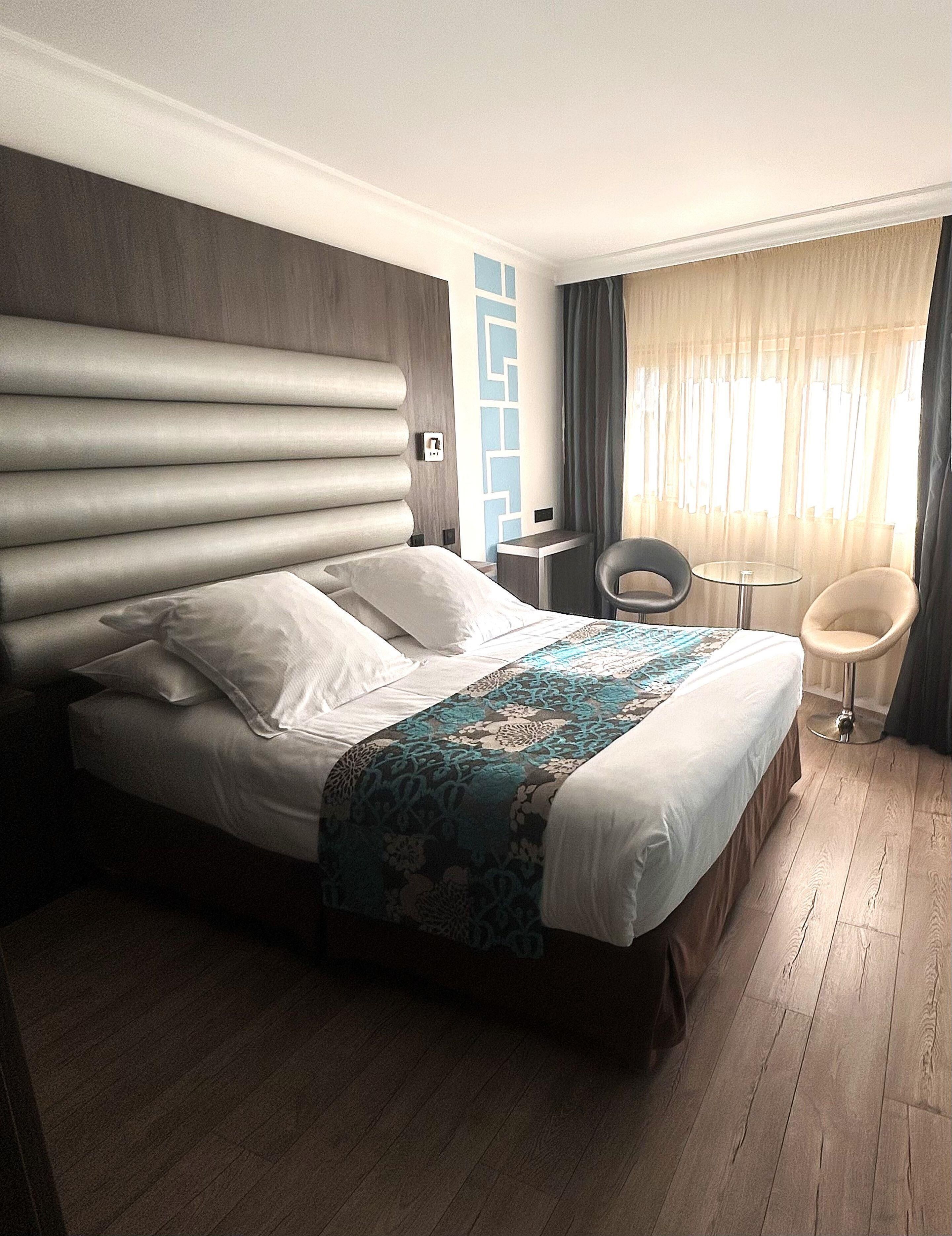 Classic Room, 1 Queen Bed | In-room safe, individually furnished, desk, laptop workspace