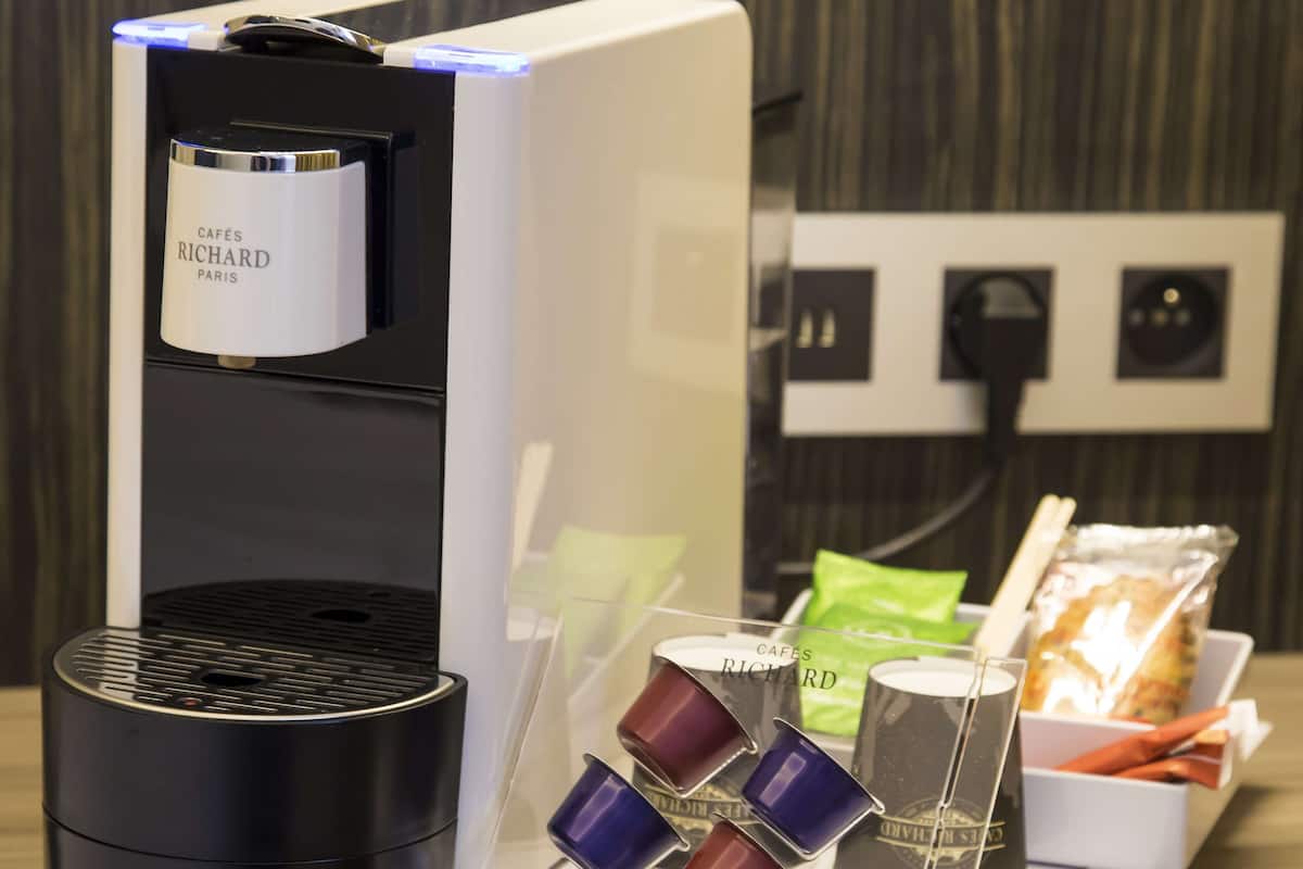 Cofres nos quartos, individualmente mobiliados, escrivaninha