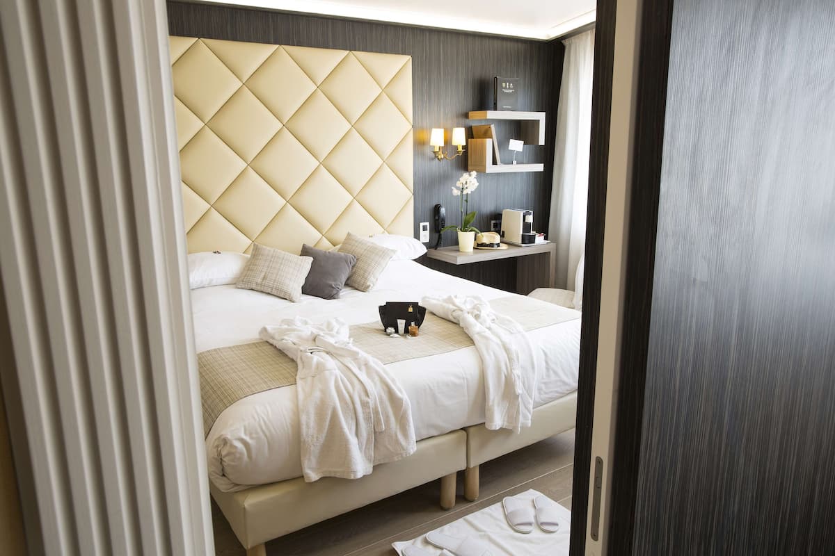 In-room safe, individually furnished, desk, laptop workspace