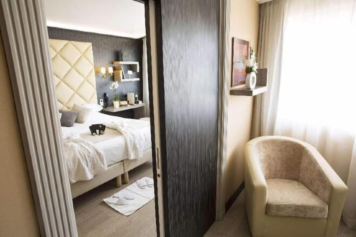 In-room safe, individually furnished, desk, laptop workspace
