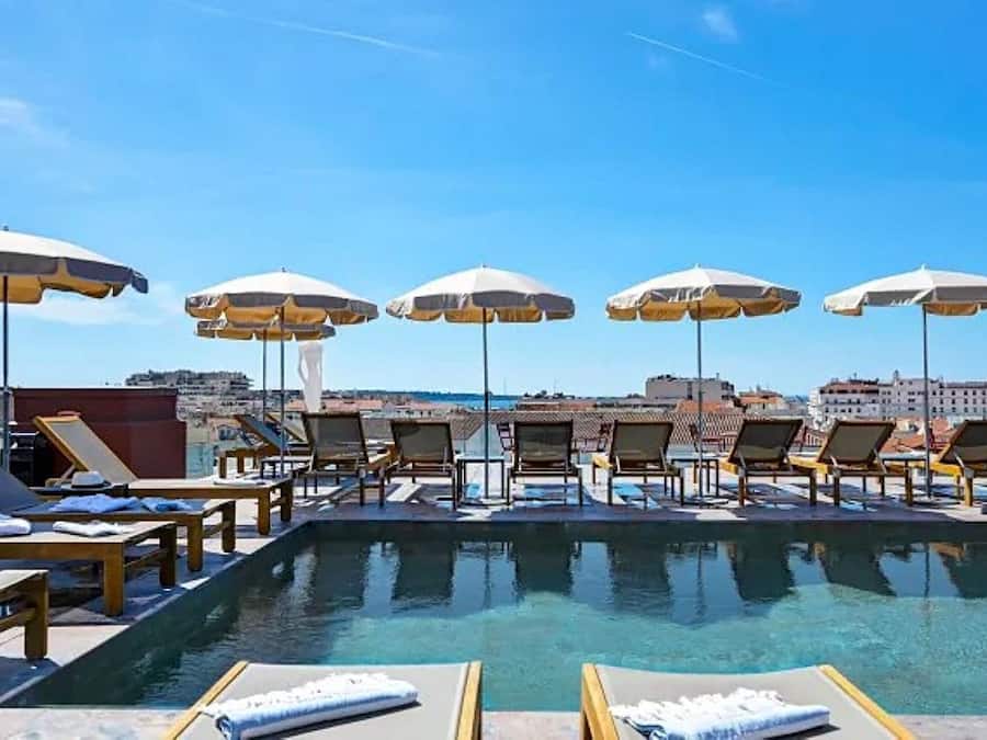 Alberca al aire libre por temporada y sombrillas en la alberca