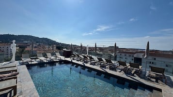 Hồ bơi ngoài trời phục vụ theo mùa, dù/ô trên bãi biển/hồ bơi