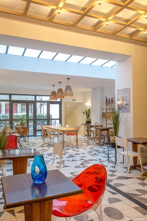 Petit déjeuner buffet (11.9 EUR par personne)