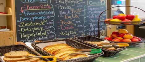 Daily buffet breakfast (EUR 11.9 per person)